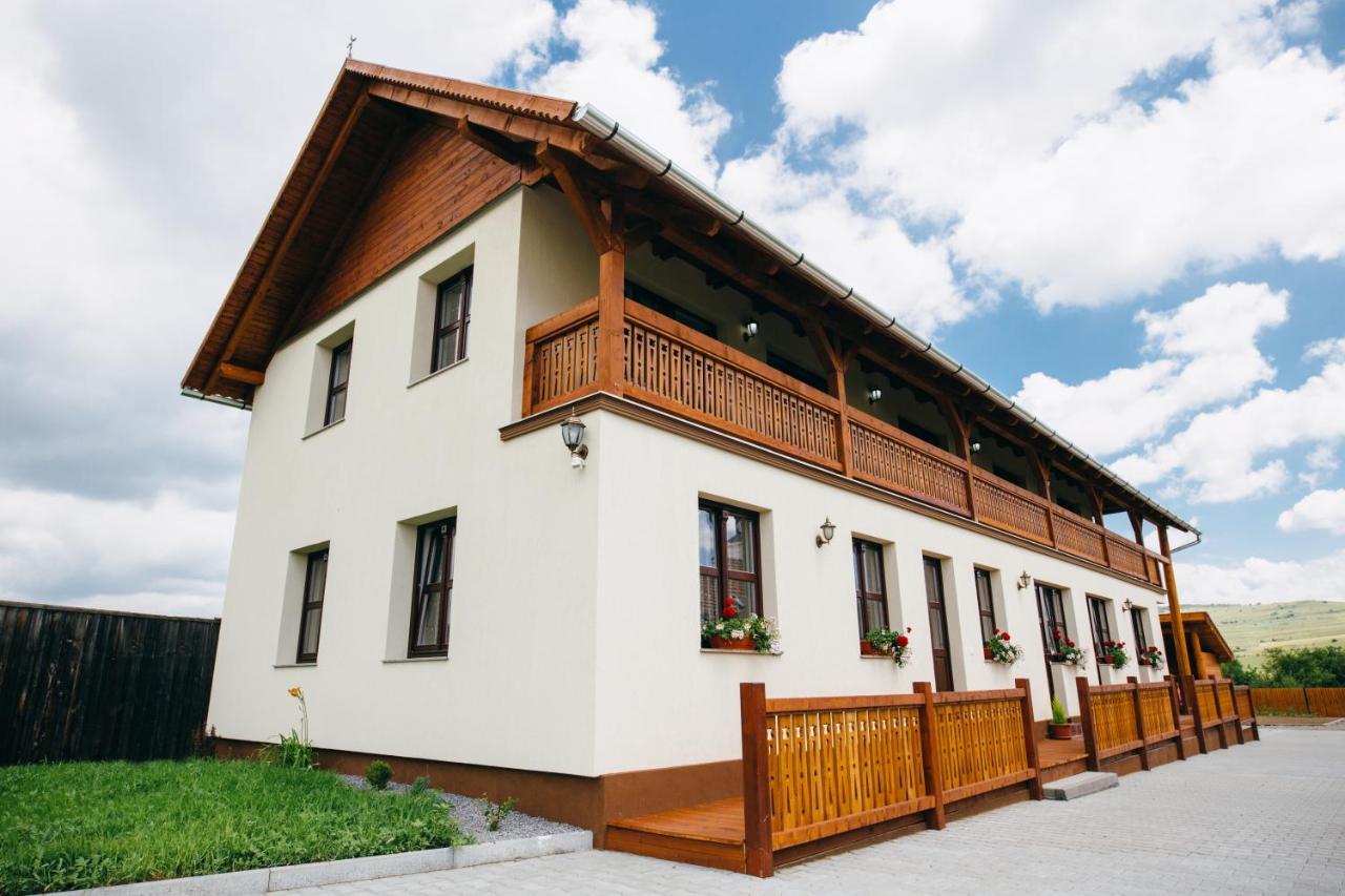 Vendegvaro Panzio Lupeni  Exteriör bild